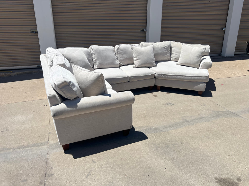 Large Havertys White Sectional with Cuddler