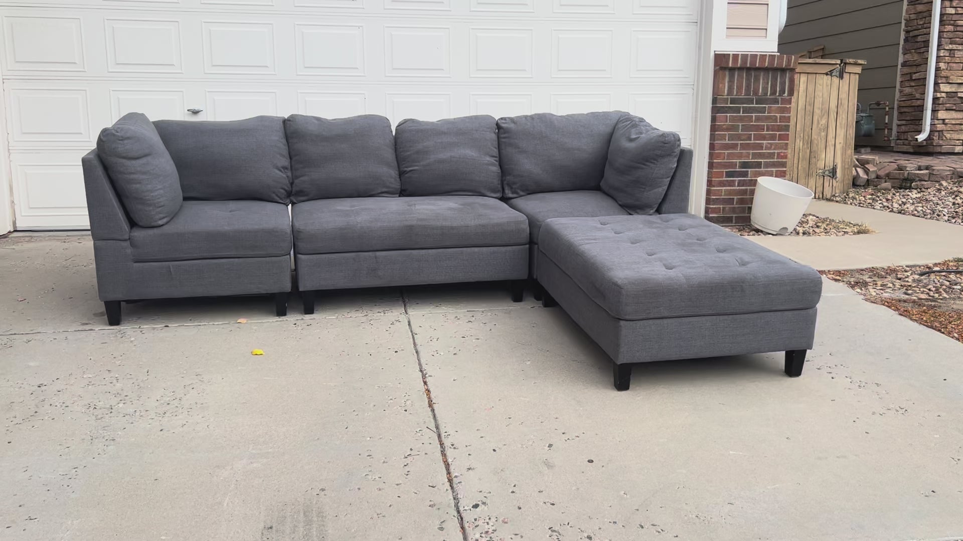 Walkaround video of grey 4-piece modular sectional 24HC-382